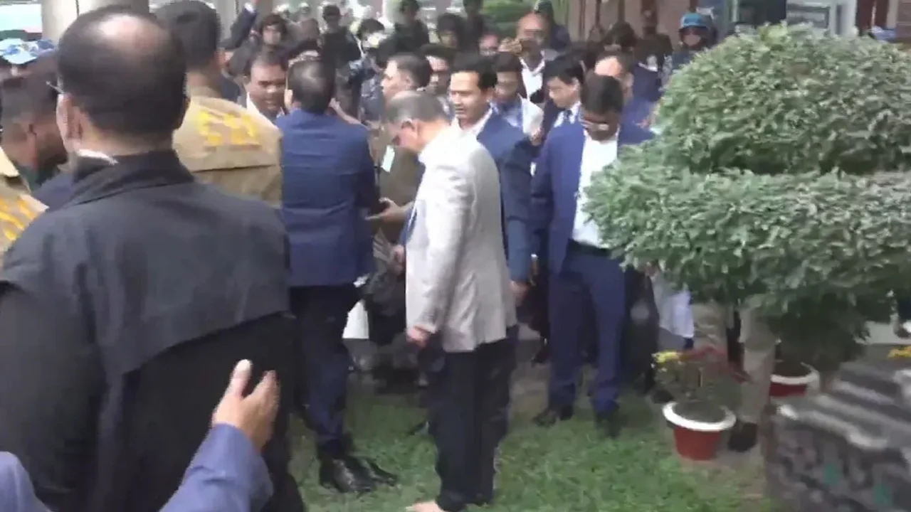 জুতা খুলে দেশের মাটি স্পর্শ করলেন তারেক রহমান