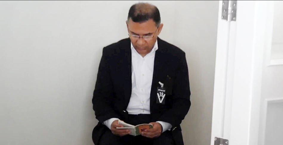 মায়ের কফিনের পাশে কোরআন তেলাওয়াত করছেন তারেক রহমান