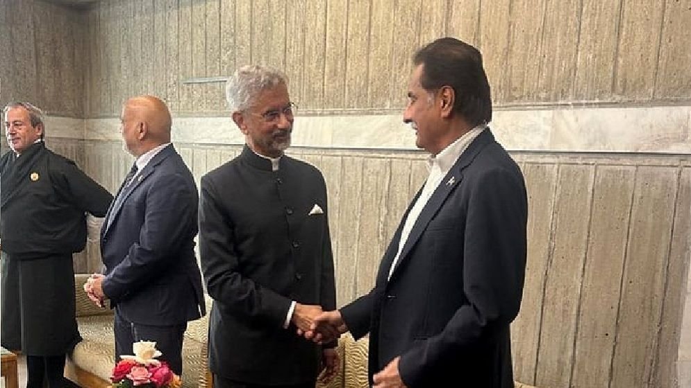 হাত মেলালেন পাকিস্তানের স্পিকার-ভারতের পররাষ্ট্রমন্ত্রী